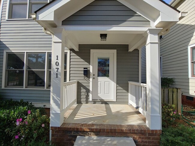 Building Photo - 3 Bedroom, 2.5 Bath Townhome Close to UTC!
