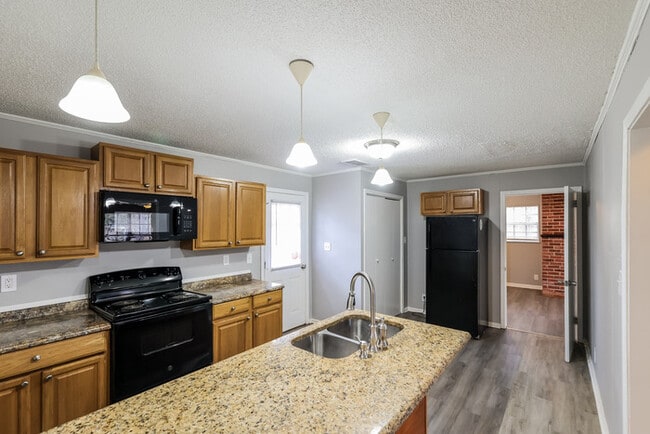 Building Photo - Welcome to Tuscaloosa!