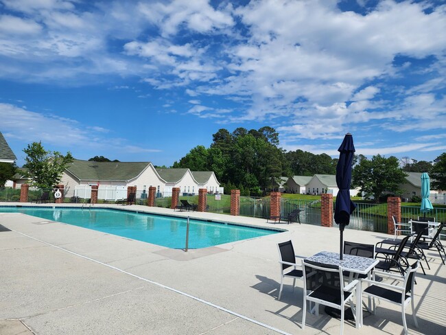 Building Photo - WILLOUGHBY PARK TOWNHOME!