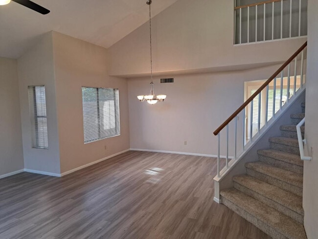 Building Photo - 1443 E Vaughn Ave