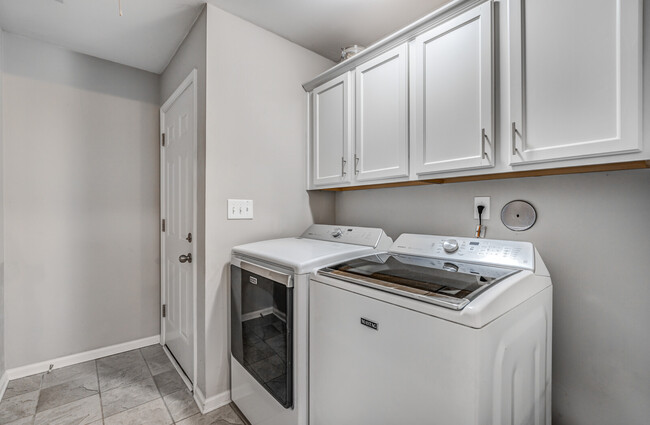 Building Photo - 1033 W Montebello Cir