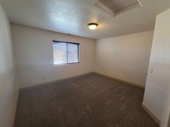 Building Photo - Shadow Ridge 3 Bedroom