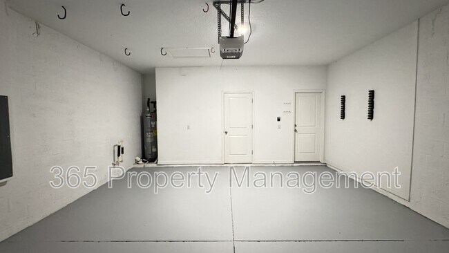 Building Photo - 484 Old Windsor Way