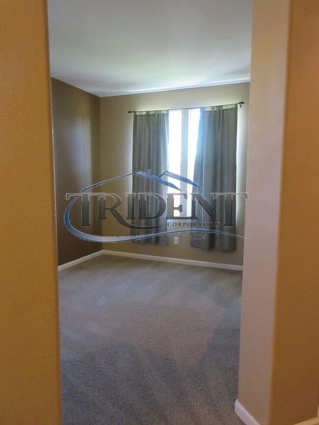 Building Photo - 3 bedroom, 3 bath house with Bonus Room