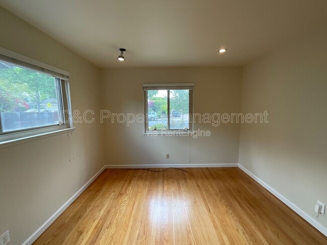 Building Photo - 1426 Ormsby Dr