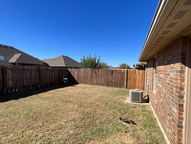Building Photo - 4 Bedroom 2 Bath Duplex in Mustang!  $1270 Per month!