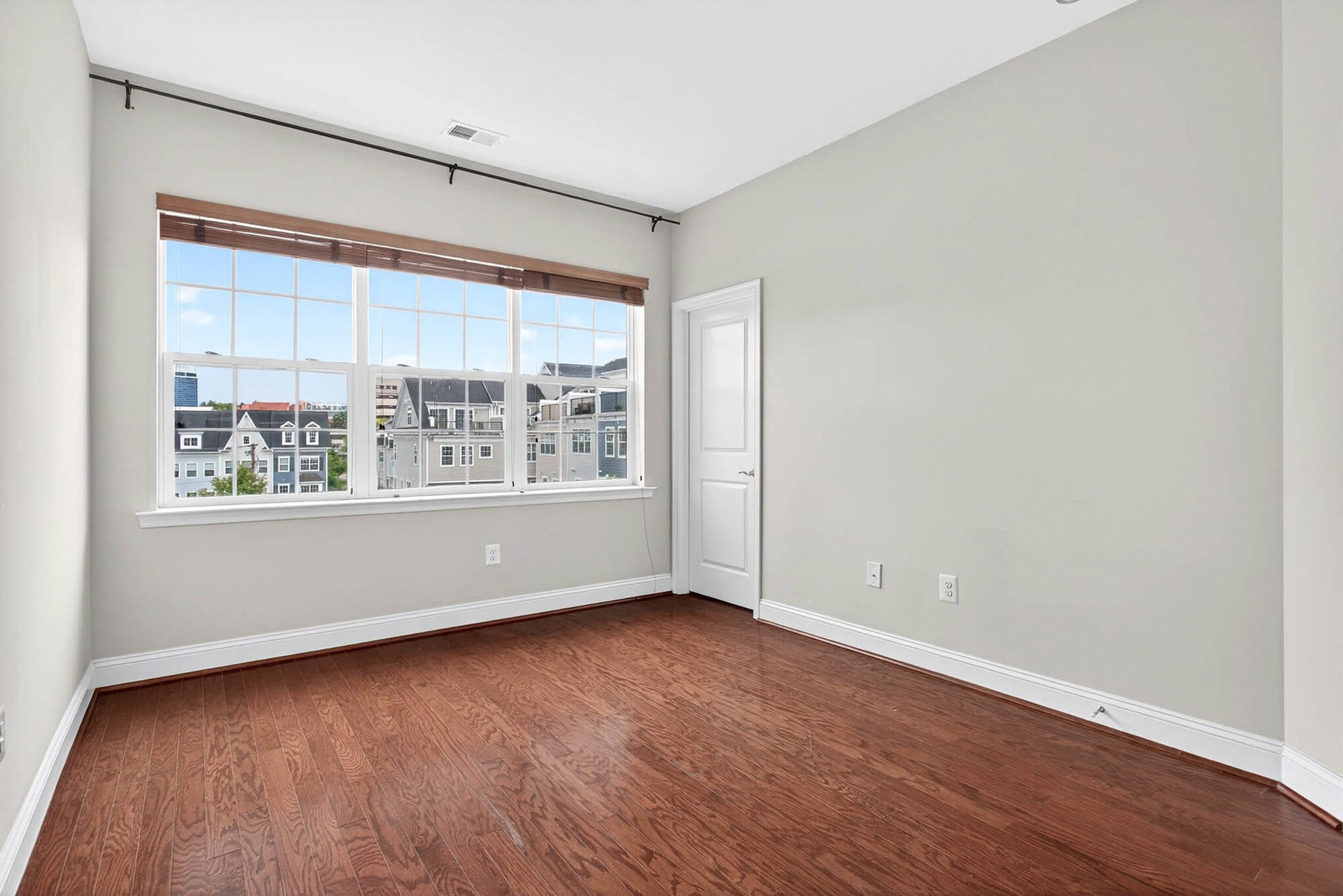 Building Photo - 65 Linden Pl