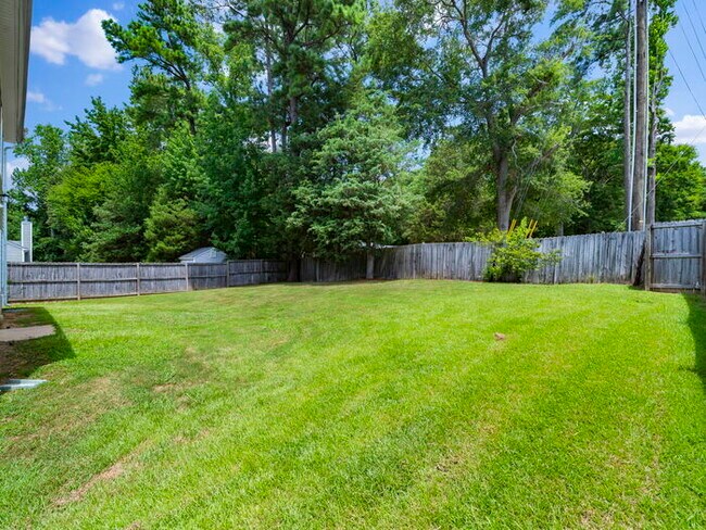 Building Photo - Spacious and Move-In Ready Home! - Fenced ...