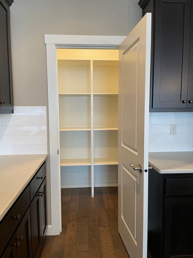 Building Photo - LUXURY 4 Bed Camas Townhome! Gated Communi...