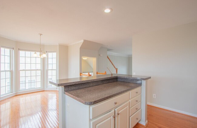 Building Photo - Great Views Overlooking the Golf Course - Large 3 Bedroom End unit TownHouse