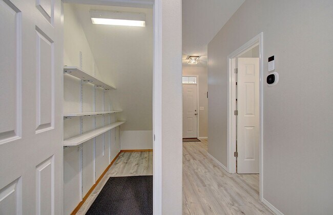 Building Photo - Large 2 Story 4bd 2.5ba Home in Vancouver