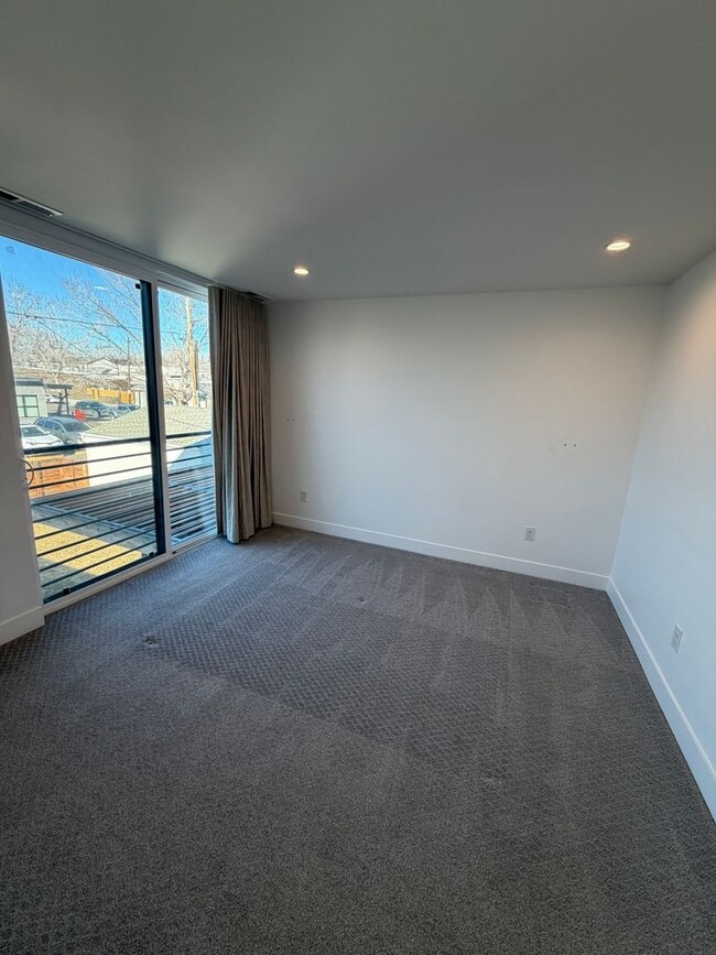 Building Photo - Gorgeous Sunnyside 4 bedroom home with rooftop patio