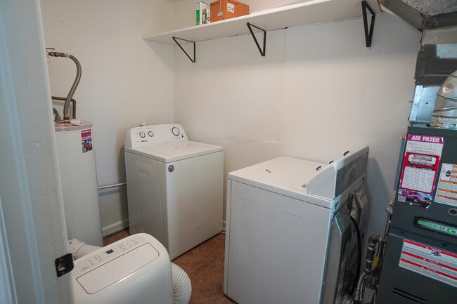 Building Photo - 4213 W Clark St