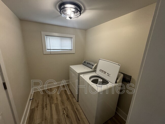 Building Photo - 18 N Gray St