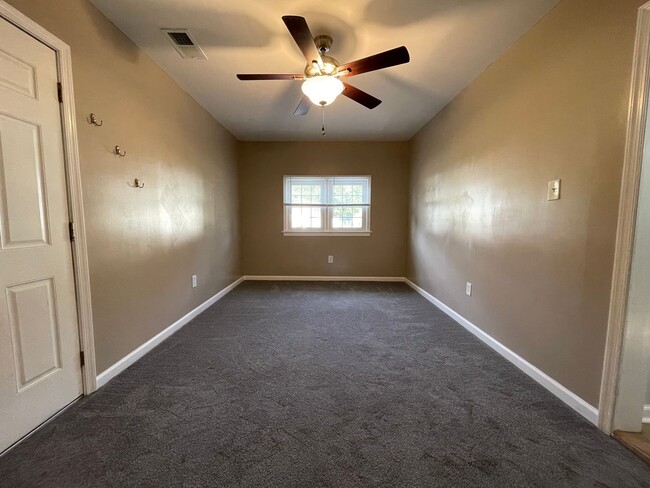 Building Photo - AVAILABLE NOW! 4 BEDROOM 2 BATH SINGLE FAMILY HOME IN CAROLLANE FARMS