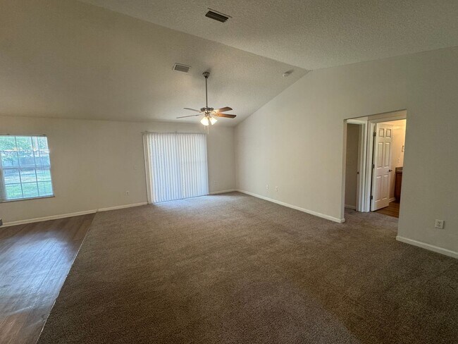 Building Photo - Ready Now! 3/2 Single Family Home w/ Fenced Yard in Starke, FL!