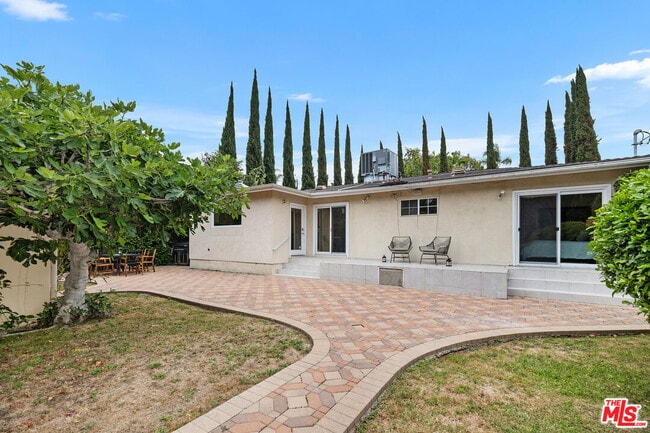 Building Photo - 465 N Kilkea Dr