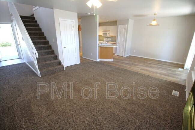 Building Photo - 5801 N Cobbler Ln