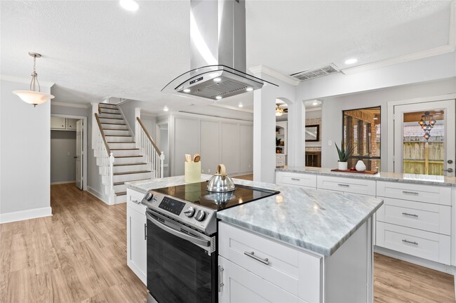 Building Photo - 911 Montview Dr