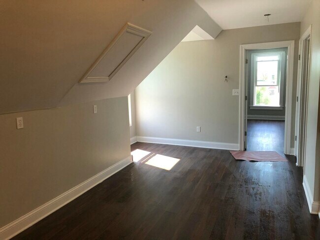 Building Photo - 827 W 33rd Pl