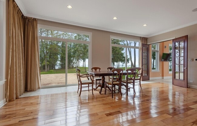 Building Photo - 598 Lake Shore Rd