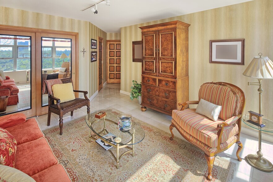 Building Photo - 6050 Boulevard E