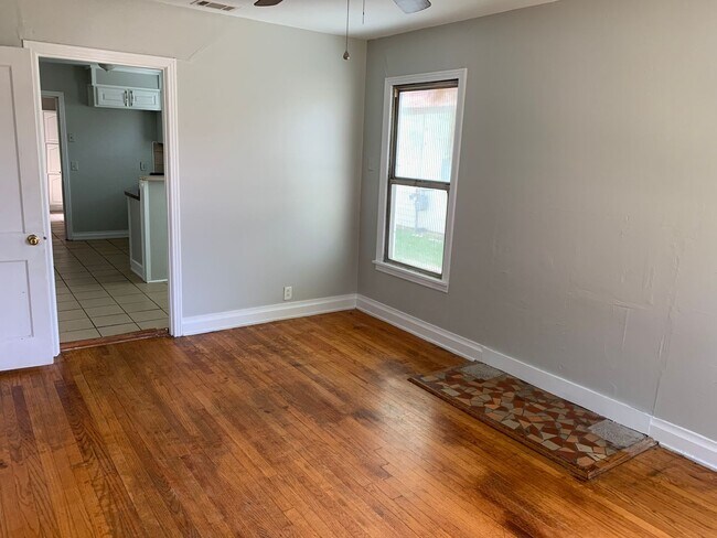 Building Photo - 2449 Midway St