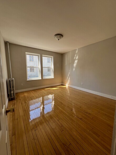 Primary Photo - 11 Farrington Ave