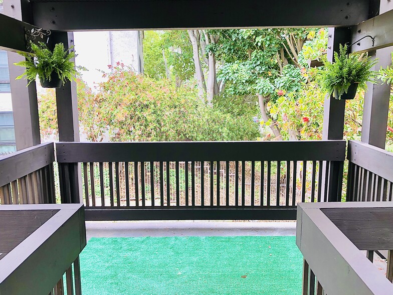 Private balcony - 8650 Gulana Ave
