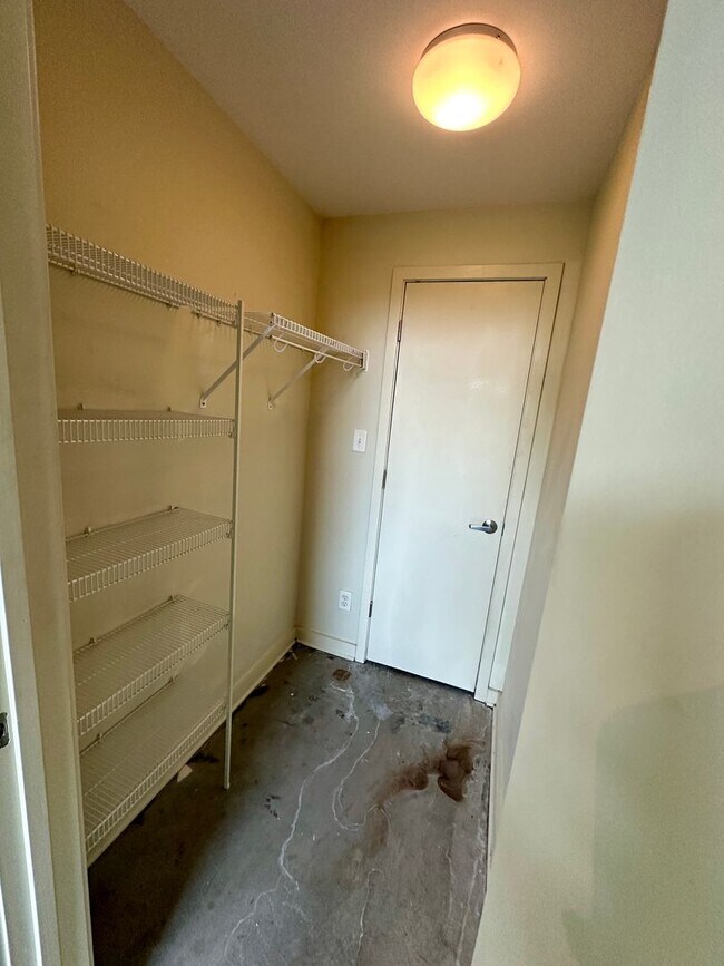 Building Photo - 2 BED | 2.5 BATH | URBAN CONDO | DOWNTOWN ...