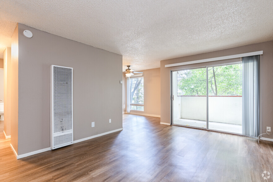 1BR, 1BA - 700SF - Living Room - Warring Apartments