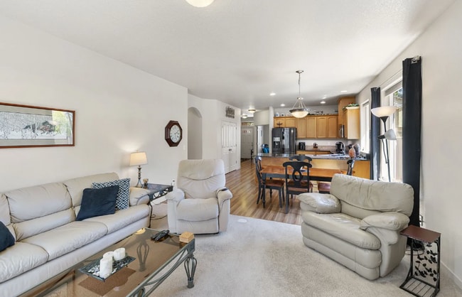 Building Photo - MUST SEE! Beautiful 3 Bedroom, Ranch Style Home, Fenced Yard, AC, 2 Car Garage & More!