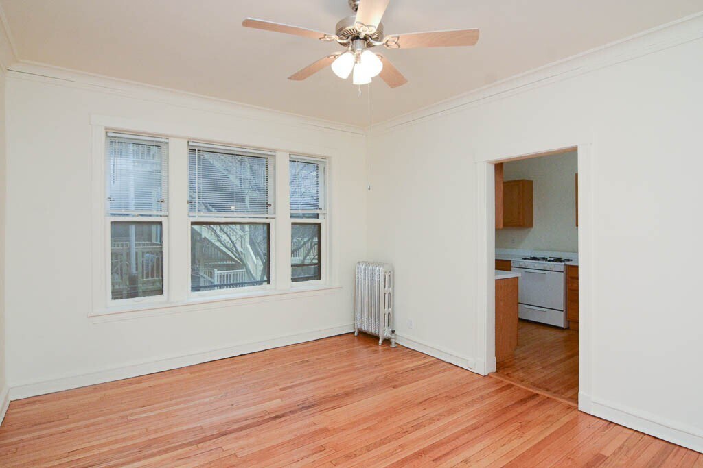 Building Photo - 2443 W Sunnyside Ave