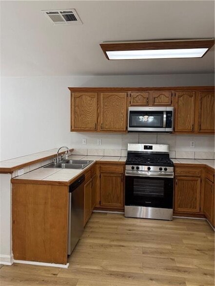 Building Photo - 1102 W 22nd Ave