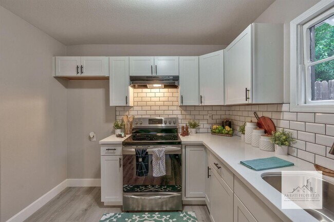 Building Photo - 1435 N Poplar Ave