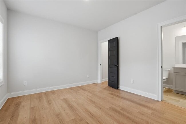 Building Photo - 1254 Six Sisters St