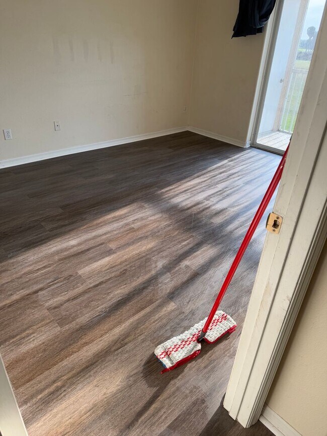 Building Photo - Second Floor 3 Bed 2 Bath Condo in South K...