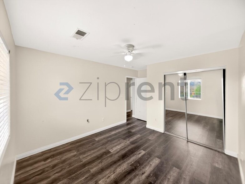 Building Photo - Unit