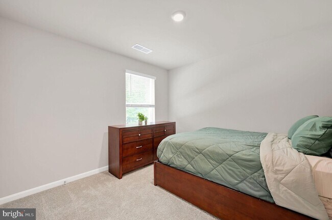 Building Photo - 529 Currant Cir