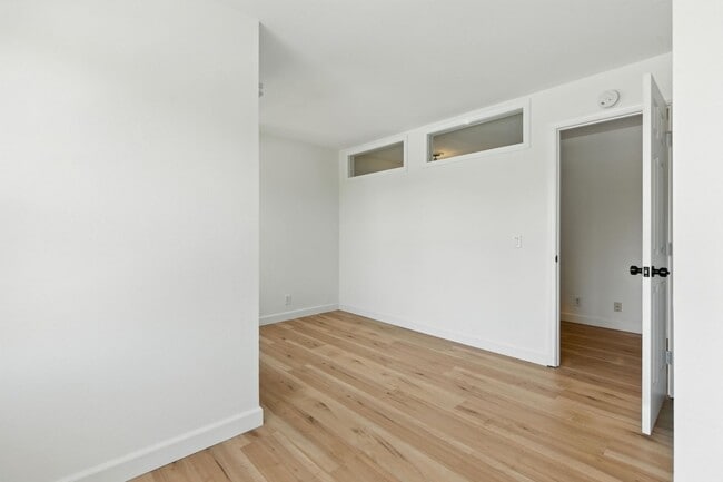 Building Photo - 560 Centre Ct
