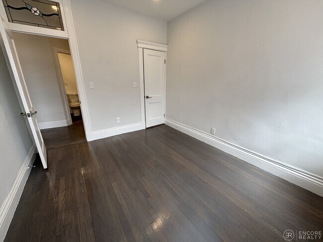 Building Photo - 100 Queensberry St