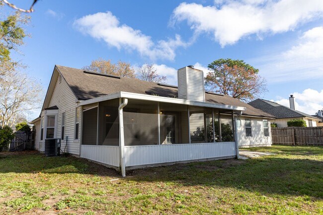 Building Photo - 3 Bedroom 2 Bath at Chimney Lakes