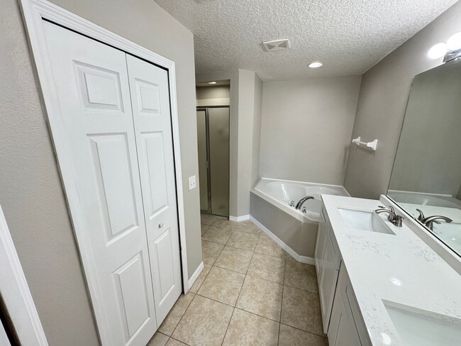 Building Photo - Split Floor plan 3/2 in Poinciana