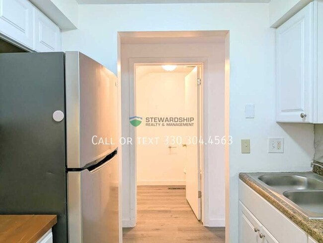 Building Photo - 372 Oak Mnr Ave NE