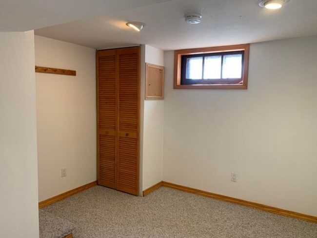 Building Photo - 4 Bedroom Single-Family House in Shorewood