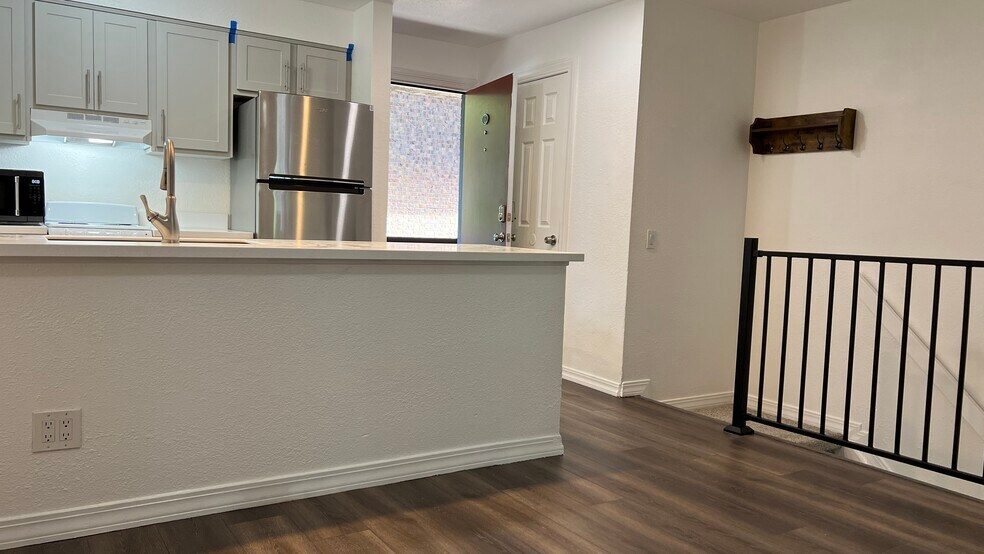 Building Photo - 1065 University Ave