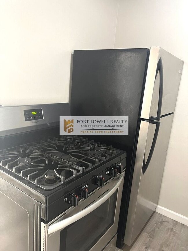 Building Photo - 1 bed 1 bath/washer/dryer/carport/Private Yard