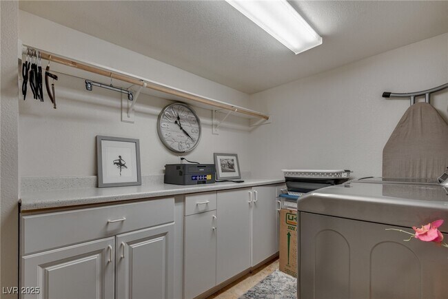 Building Photo - 840 Pinehurst Dr