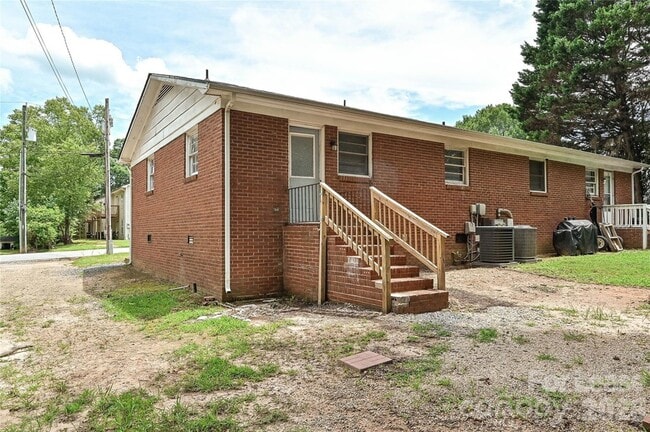 Building Photo - 321 Hamilton Dr NE