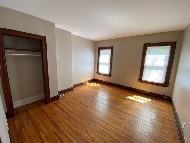 Building Photo - 2084 Waldeck Ave